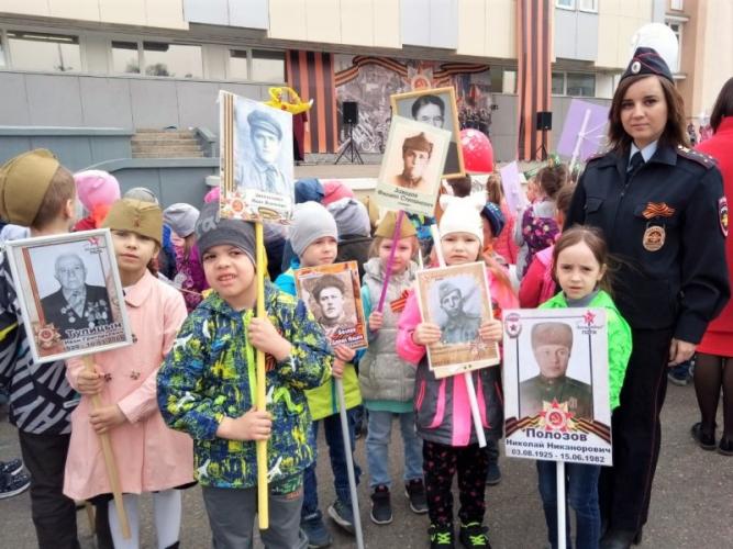 Сотрудники ГИБДД напомнили о безопасности на дорогах юным участникам акции посвящённой к Дню Победы