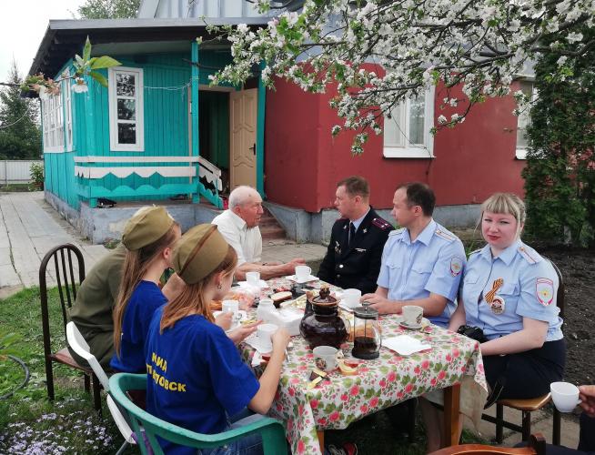 В Павловском районе полицейские, общественники и школьники поздравили ветерана МВД - участника Великой Отечественной войны с праздником