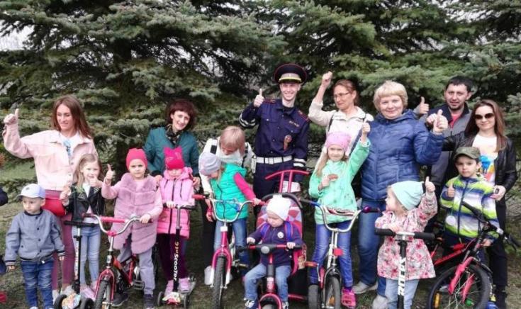 Зеленогорские госавтоинспекторы, дети и родители приняли участие в велопробеге «Вперед, Победа!