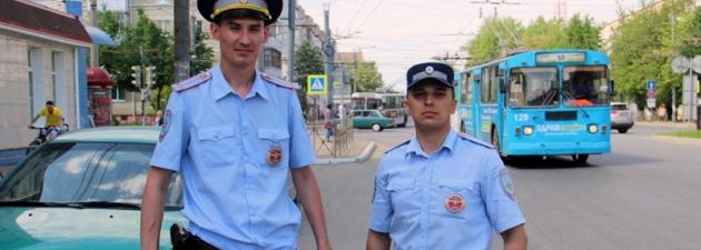 Инспекторы ДПС в Марий Эл помогли водителю справиться с возгоранием автомашины после ДТП