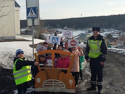 Сотрудники Госавтоинспекции Кемеровского района совместно с Отрядом ЮИД «Добрая дорога детства» школы с. Мазурово в рамках операции «Каникулы» провели профилактическую акцию "Шагающий автобус"