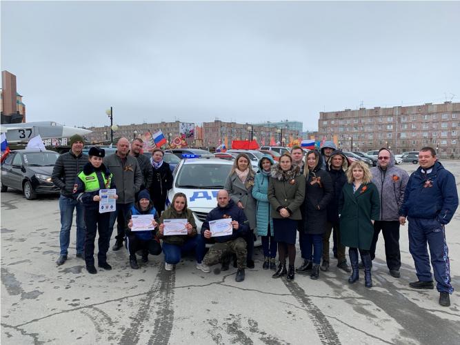 На территории города Новый Уренгой сотрудники ГИБДД и участники автомобильного сообщества провели автопробег
