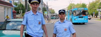 Инспекторы ДПС в Марий Эл помогли водителю справиться с возгоранием автомашины после ДТП