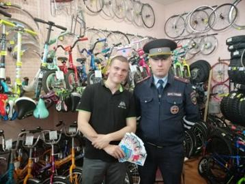 В Смоленской области инспекторы организовали в магазинах продажи велосипедов ликбезы по ПДД
