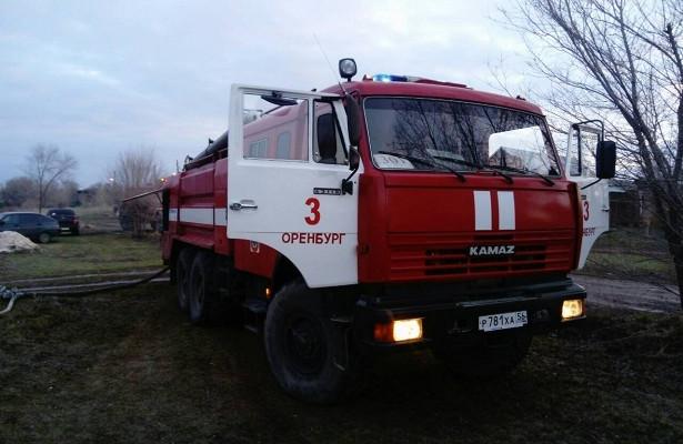ДПС вместе с водителями предотвратили возгорание автомобиля в Оренбурге
