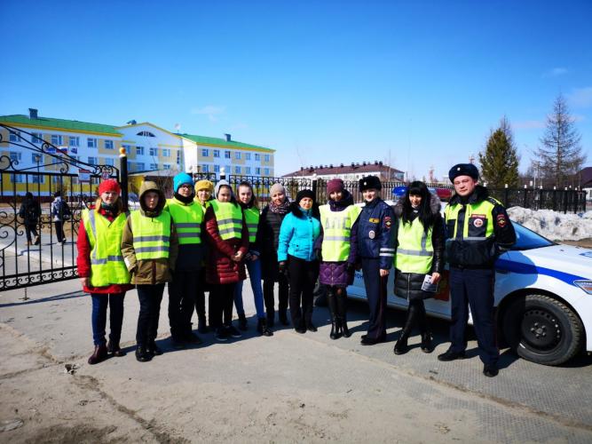 В Тарко-Сале автоинспекторы и родительский патруль провели профилактического мероприятие по обеспечению безопасности дорожного движения