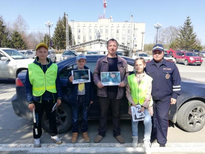 В городе Аниве госавтоинспекторы провели акцию «Пристегните ребенка! Без вас не получится!»