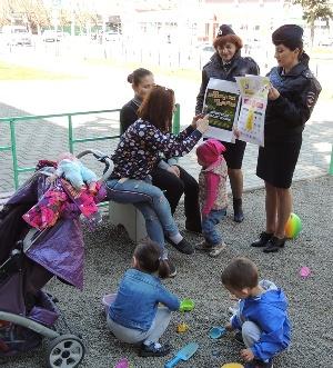 В Адыгее в рамках кампании «БЕЗ ВАС НЕ ПОЛУЧИТСЯ!» проведены беседы с родителями на детских площадках