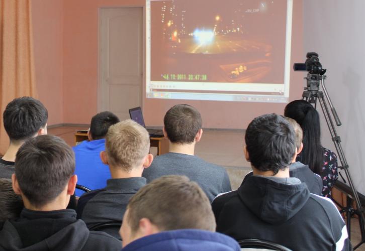 Занятия по дорожной безопасности провели сотрудники ГИБДД Хакасии с трудными подростками