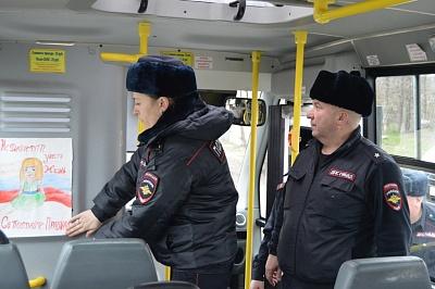 Детские рисунки в салоне общественного транспорта Нальчика напомнят о правилах безаварийного поведения на дороге