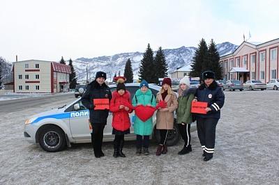 В Республике Алтай автоинспекторы провели акцию «Любишь - пристегни!