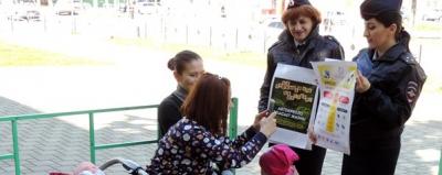 В Майкопе автоинспекторы на детских площадках напомнили родителям о необходимости безопасного поведения на проезжей части и во дворах