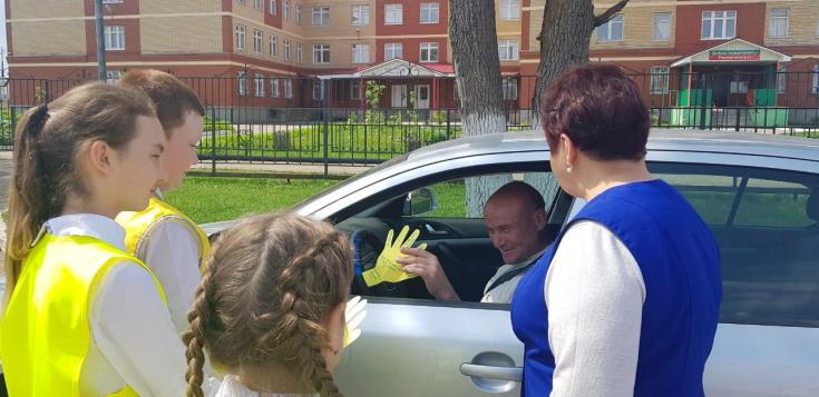 Сотрудники Госавтоинспекции совместно с отрядом юных инспекторов движения провели профилактическую акцию «Письмо водителю» с призывом для взрослых «Без вас не получится»