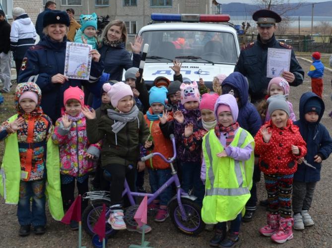 Госавтоинспекторы в Новоселовском районе познакомили воспитанников детского сада со своей профессией