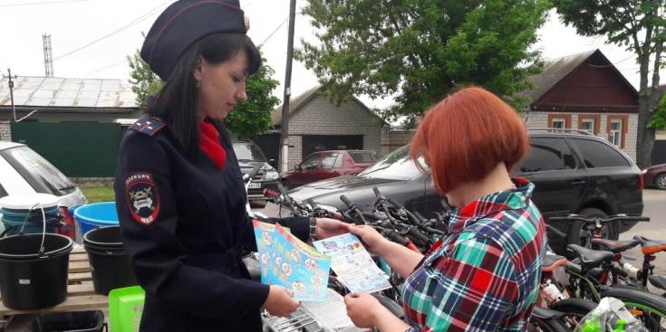 Уроки велобезопасности проводят брянские автоинспекторы в местах продажи двухколесного транспорта