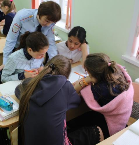 В отдаленных районах Красноярского края более ста школьников разгадали кроссворд по правилам дорожного движения