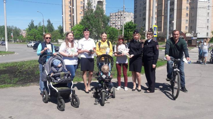 Сотрудники обнинской Госавтоинспекции совместно с волонтерами провели массовое мероприятие по безопасности дорожного движения для жителей наукограда