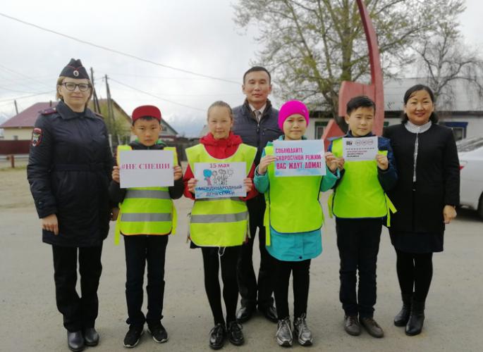 Школьники Тункинского района напомнили водителям о соблюдении скоростного режима