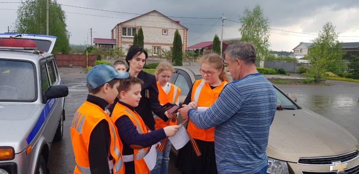 В Кромском районе сотрудники полиции провели праздничную акцию совместно с отрядом юных инспекторов движения