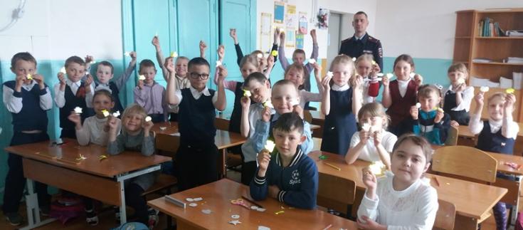 Канские госавтоинспекторы провели для первоклассников сельской школы, творческий урок «Дорожный светлячок»