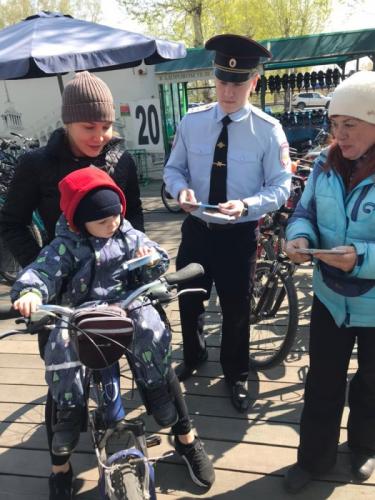 Красноярские госавтоинспекторы вручили удостоверения юным велосипедистам