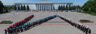 «Живой хештег» школьников, призывающий сохранить детские жизни на дорогах, установил новый рекорд России