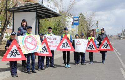 В Бурятии инсталляция школьников напомнила водителям о безопасности детей на дороге