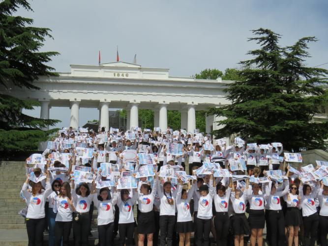 В Севастополе сотрудники Госавтоинспекции и 250 школьников присоединились к Всероссийской акции «Живой хештег «Сохраните детские жизни»