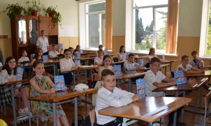 Сотрудники полиции Ялты приняли участие в мероприятиях. связанных с празднованием «Последнего звонка»