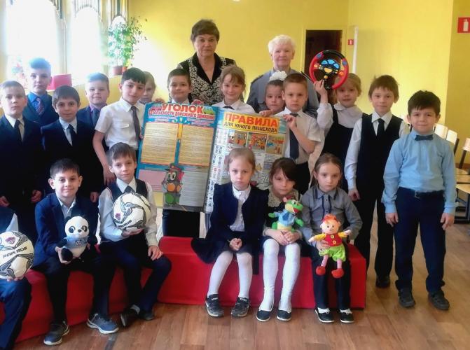 Первоклассники липецкой школы побывали в гостях у Светофора