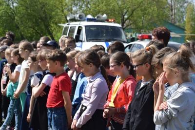 В Кировской области школьники проверили знания ПДД при помощи передвижного автомобильного комплекса