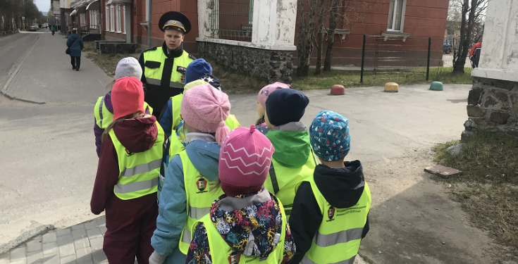 Сотрудники Госавтоинспекции провели пешеходную экскурсию для дошкольников