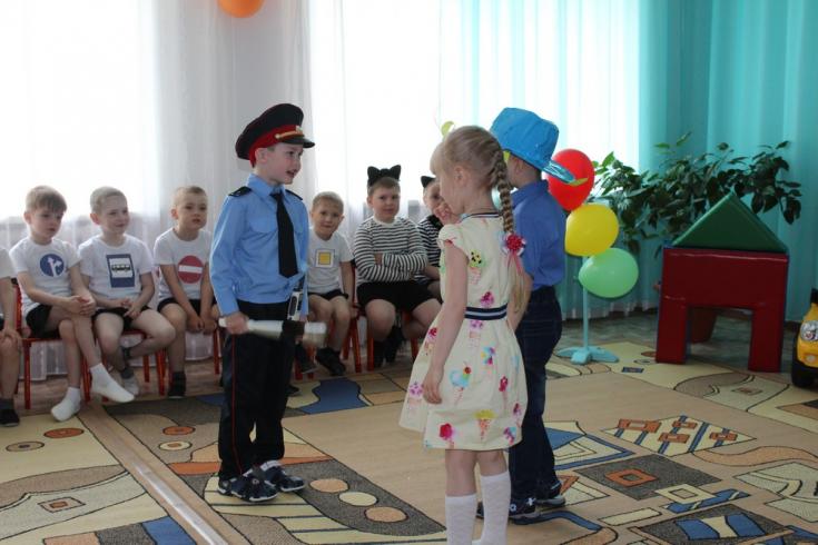 В Новосибирской области автоинспекторы организовали родительское собрание с детским театрализованным представлением