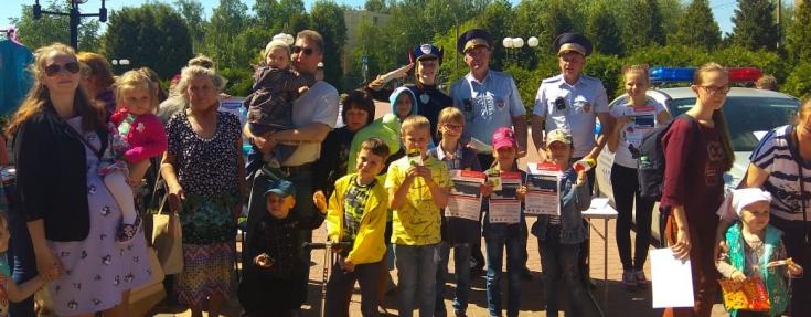 Подмосковные автоинспекторы напомнили детям и их родителям о безопасности на дороге и во дворе