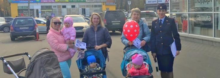 Сотрудники Госавтоинспекции г. Москвы призывают водителей применять автокресла
