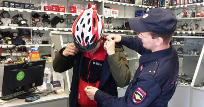 Новгородских водителей двухколесного транспорта призывают к использованию защитной амуниции
