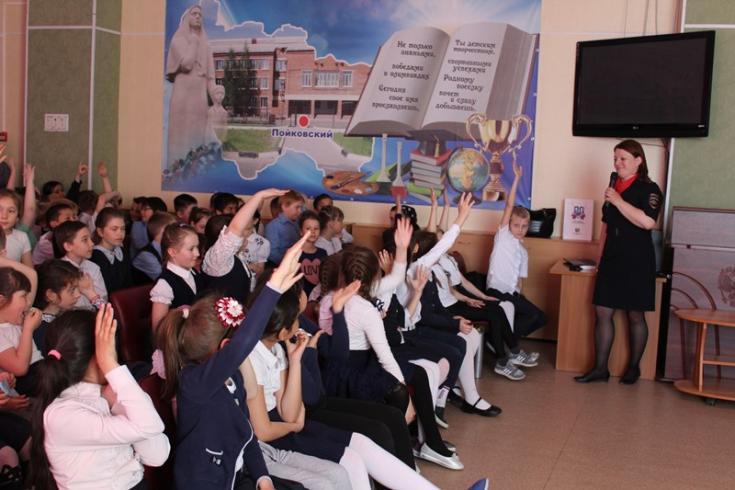 В преддверии Международного дня защиты детей, полицейские Югры проводят классные часы для школьников