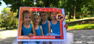 Используя тематические тантамарески, брянские дети выступили за безопасность на дорогах