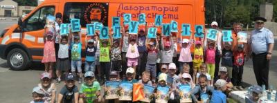 В Брянской области методисты «Лаборатории безопасности» напомнили детям о ПДД, смоделировав различные дорожные ситуации