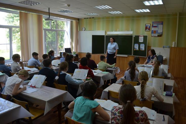 Перед летними каникулами курские госавтоинспекторы повторили с учащимися школ правила безопасного поведения на дороге
