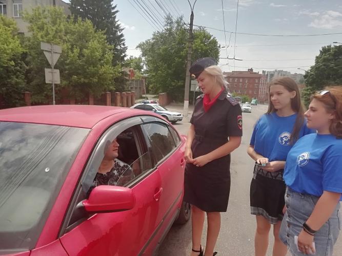 Госавтоинспекторы и студенты Курска призвали водителей к трезвости за рулем
