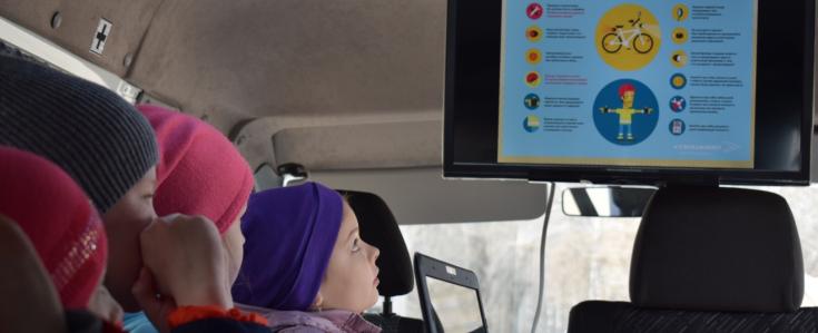 В Международный День защиты детей на дороги Кирова выехал агитационный автомобиль Госавтоинспекции