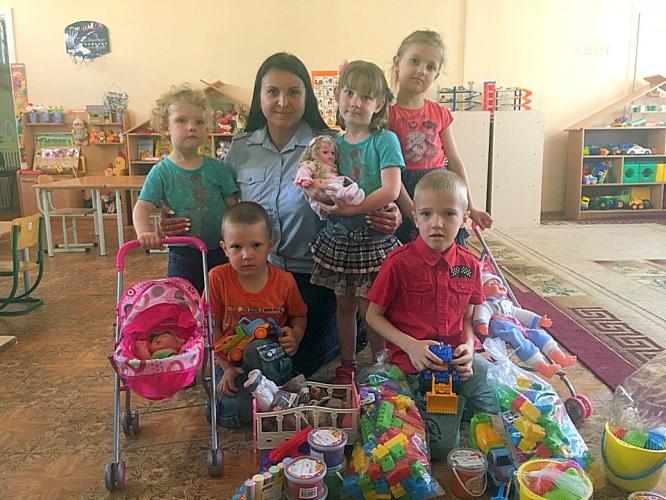 Сотрудники орловской полиции провели акцию «Время добрых дел» в рамках празднования Международного Дня защиты детей