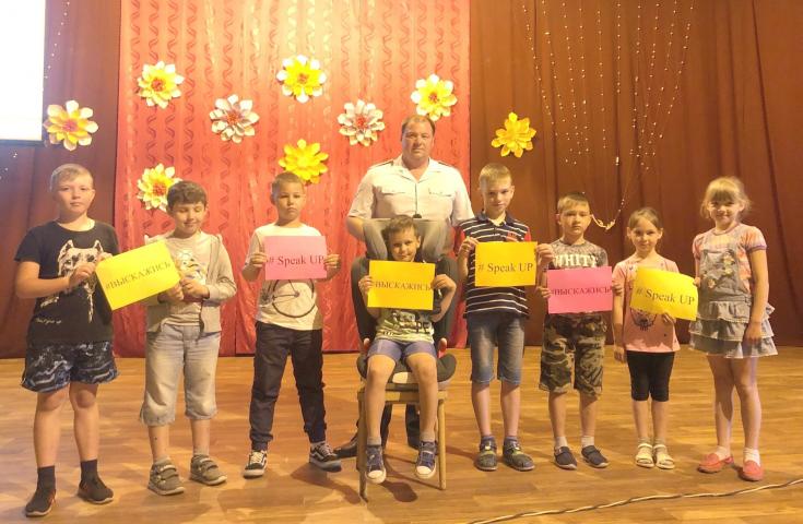 В Урицком районе полицейские напомнили ребятам, отдыхающим в пришкольных лагерях, о соблюдении ПДД во время летних каникул