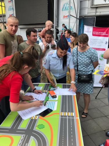 В Орле полицейские организовали для детей и их родителей познавательное мероприятие, направленное на обеспечение безопасности юных участников дорожного движения