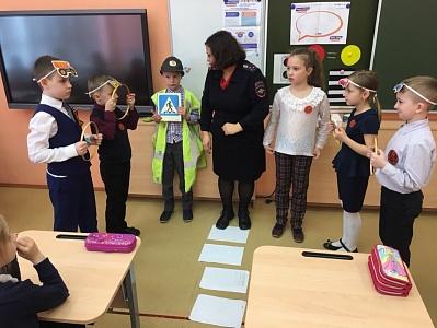 Первоклашки Международного лицея ушли на каникулы, сдав предканикулярный «экзамен» по дорожной безопасности.