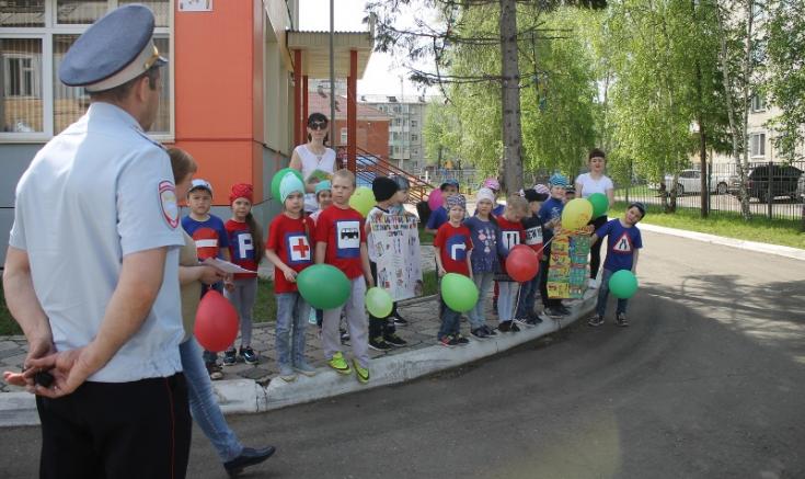 Госавтоинспекторы Лесосибирска и дошкольники провели акцию «Безопасность детскими глазами!»