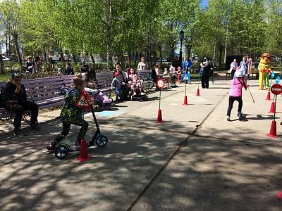 Дорожные полицейские провели акцию «Безопасное лето детям Югры»