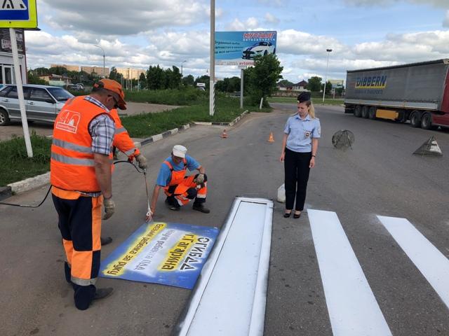 В Смоленской области проведена акция "Возьми ребенка за руку на пешеходном переходе"