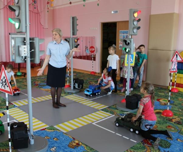 Дети Новоселовского района изучают Правила дорожного движения с помощью нового мобильного автогородка